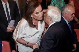 Στο θέμα της rosa nera αναφέρθηκε χθες εμμέσως και η ντόρα μπακογιάννη ξεναγώντας τον υφυπουργό «εχουμε ιστορία στα χανιά με καταλήψεις και περίεργες φωτιές που ανάβουν» του είπε. El Mpakogiannh Arxizei Mia Dyskolh Alla Anodikh Kai Kalh Poreia