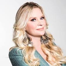 Caren Wise's Instagram, Twitter & Facebook