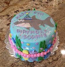 A Friendly Looking Shark Wearing A Party Hat And Lots Of Starfish Was A Must For Sophie S 6th Birthday Happy Birthday Chocolat Cake Shark Cake Chocolate Cake