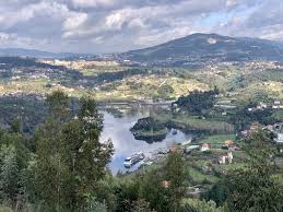 Lendas e mitos talvez da magia que ocorre quando se dá o encontro entre o paiva e o douro tenha resultado no nascimento da ilha dos amores., pois é mesmo nesse encontro que a podemos ver, quase como em teletransporte para um mundo de reinos encantados, príncipes e princesas. Os Amores Do Paiva Fugas Dos Leitores Publico