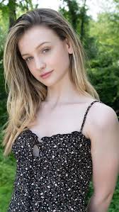 I can't believe fall is almost here already 🍂☕️ cozy sweater season is  calling my name!! Just give me crisp air, warm drinks, and all the cute  knits 😍 Who else is