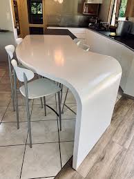 Cuisine Lineaquattro En Laque Blanche Mate Plans De Travail En Dekton Et Table En Corian Table De Cuisson Miele A Table De Cuisson Plan De Travail Cave A Vin