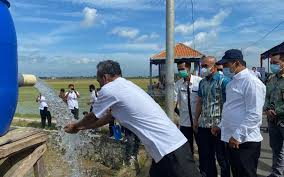 Kepala staf kepresidenan moeldoko meminta agar proses hukum mantan kepala kostrad kivlan zen dan mantan danjen kopassus soenarko tidak dipolitisasi. H2ufbhpwfc7svm