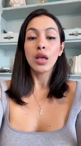 No encajar solo es un recordatorio de que en el momento que tengas  confianza y amor por ti, te vas a ir de los lugares donde no te sientes  cómodo, para estar donde si se siente calma