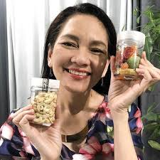 WAG IPITIN ANG MGA TINDERO'T TINDERA!” Nanawagan si Sen. Risa Hontiveros sa  gobyerno na tiyakin na hindi maiipit ang mga vendor sa isyu ng pagtaas ng  bilihin. Matatandaan na iniutos na ni