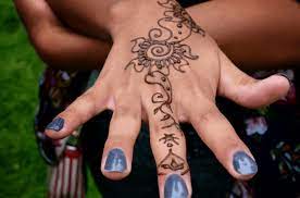 Agar anda mengetahui secara lebih detail mengenai henna tangan tersebut, maka sebaiknya anda mencoba memahami pengertian dari henna itu sendiri. 35 Gambar Henna Tangan Kaki Pengantin Motif Corak Model Simple