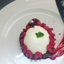 Tarte Framboises Streuzel Noisette Mousse Fleurs D Oranger Insert Creme Patissiere Au Caramel Caramel Beurre Sale Sauce Framboises Oenobar Food Desserts Cake