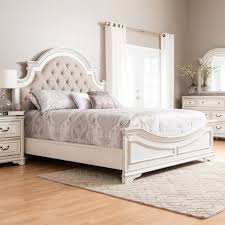 As a main color or an accent, something white will catch your eye. With A Blend Of European Influences And Generous Proportions The Elaborate Style Of The Savannah Bedroo White Bedroom Set Vintage Bedroom Sets Bedroom Vintage