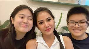 5 Potret Terbaru Vegen Acni, Mantan Istri Vincent Raditya yang Semakin  Menawan