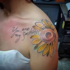 Bite That Tattoo On Your Shoulder Meaning 40 Helle Sonnenblume Tattoos Zum Schmunzeln Helle Lacheln Sonnenblume Sonnenblumetattoos Tattoos Sunshine Tattoo Sunflower Tattoos Sunflower Tattoo