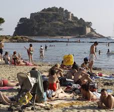 Intervieware we going to see emmanuel macron sunbathing on a deckchair at fort de brégançon, in the heat of august? Frankreich Hollande Im Zug Die Ferien Des Prasident Normal Welt