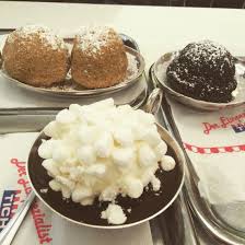 Eismarillenknodel Schneeball Und Himbeer Eisknodel Von Tichy Tichy Eisinwien Vienna Marillen Himbeeren Dessert