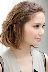Gray hair is celebrated with this short undercut. 20 Inspiring Braid Ideas For Short Hair Tranca Cabelo Curto Penteado Cabelo Curto Penteados Para Cabelo Curto Facil