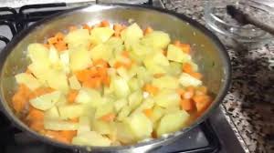 Contextual translation of pelatura patate e carote into english. Pollo In Padella Con Carote E Patate Youtube