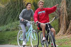 Justin bieber y selena gomez viajaron a jamaica para acudir juntos al enlace del padre del cantante con su pareja, chelsey rebelo. Selena Gomez Hace Oficial Su Relacion Con Justin Bieber En Instagram Gente Y Famosos El Pais