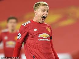 She is the daughter of the famous dennis bergkamp. Manchester United S Donny Van De Beek And Girlfriend Head Out On Shopping Trip In Matching Coats Daily Mail Online