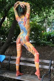 New York - 22. Juli 2017: Künstler Malen 100 Völlig Nackte Modelle Aller  Formen Und Größen Während Des 4. Nyc Körper-malerei-tages, Der Künstler  Andy Golub Auf Washington-quadrat In New York Kennzeichnet Lizenzfreie