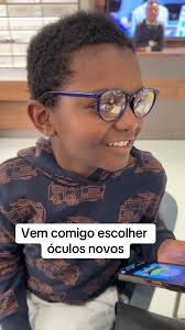 Diego escolhendo óculos novos