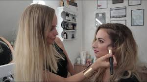 Jól áll neki a vörös rúzs. Igy Sminkeljunk Fotozashoz Szasz Alexandra Tippjei A Tunderszepek Jelentkezoinek Video Vaol