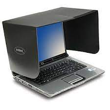 met een laptop werken in de zon lifehacking