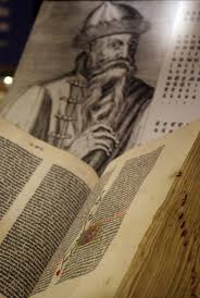 Dar sa vedem care este cea mai veche carte din lume. Documentar Biblia Lui Gutenberg Prima Carte Din Europa TipÄƒritÄƒ In MasÄƒ Paradoxul ExistenÅ£ei Celui Mai Important Inventator Din Istorie AgenÈ›ia De PresÄƒ Rador