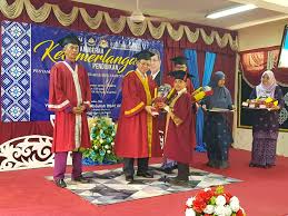 Menguruskan tempat duduk graduan di dewan penyediaan graduan untuk ke pentas pengurusan graduan untuk menerima sijil. Saifuddin Abdullah A Twitter Merasmikan Hari Anugerah Kecemerlangan Pendidikan Dan Menyampaikan Sijil Prasekolah Dan Sijil Graduasi Tahun 6 2019 Kepada Pelajar Pelajar Sk Air Putih Tahniah Diucapkan Dan Selamat Maju Jaya Imharapan