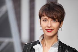 Most relevant best selling latest uploads. The Mom Haircut Is Trending Here S How To Make It Cool