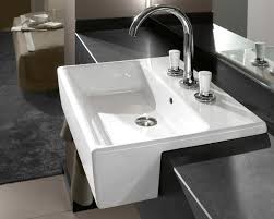 Gli armadietti a specchio dalla forma perfetta, i mobili sottolavabo e gli svariati elementi a scaffali offrono. La Linea Premium Per Il Bagno Memento Di Villeroy Boch Si Amplia Con Nuovi Lavabi Semincasso Bagnoidea