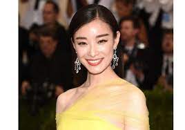 看着面前小龙虾却不能吃时尚达人倪妮直挠头| 减肥| 新唐人电视台