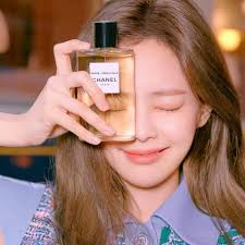 Jennie Rubyjane Blackpinkはinstagramを利用しています Your Fav Perfume Blackpink Jennie Blackpink Perfume