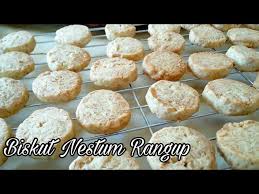 Pasti menjadi biskut kegemaran di hari raya. Resepi Biskut Nestum Rangup Mudah Dan Sedap Ikut Sukatan Cawan Crunchy Nestum Cookies Litetube
