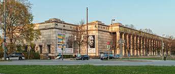 In seinen großformatigen, farblich nuancierten ölgemälden verbindet er ostafrikanische und europäische themen und maltraditionen. Haus Der Kunst Wikipedia