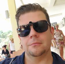 Heute feiert Noam Chomsky seinen 94. Geburtstag. Er gilt als einer der  bedeutendsten Intellektuellen unserer Zeit. Neben wegweisenden  Erkenntnissen in der Sprachwissenschaft sorgte er vor allem mit seiner  Medien- und Kapitalismuskritik für