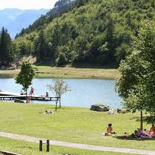 Sprofondato nel verde, san lorenzo offre ai suoi ospiti non solo un'emozione e una pace uniche, cullate dal rumore dell'acqua delle fontane, ma tante possibilità di svago e di sport assolutamente naturali. San Lorenzo In Banale I Borghi Piu Belli D Italia