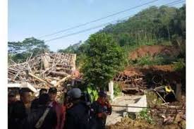 Mengguyur hingga material tanah longsor menutup dan membendung aliran sungai. 4 Orang Tewas Tertimbun Longsor Di Sumedang