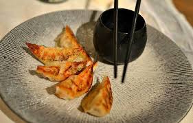 Gyoza La Recette Des Raviolis Japonais Traditionnels Faits Maison Gyoza Recette Recette Farce Recette Ravioli