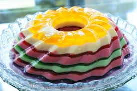 Qué mejor postre que una gelatina colorida como esta gelatina mosaico que puedes hacer con cubos de gelatina de yoghurt cremosito y un extra de gelatina cristalina de té verde. Gelatina Colorida Cremosa Simples Cubos E Em Camadas