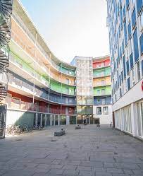 It has a triangular shape, with its northern border just north of the buildings of the norwegian broadcasting corporation and ullevål university hospital, and south of the university of oslo campus at blindern. St Hanshaugen Siobrandguide