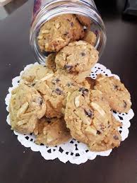 This version of the famous classic chocolate chip cookie is made with butter along with optional chopped pecans or walnuts. Biskut Coklat Chip Sukatan Cawan