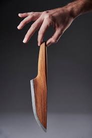 Skid Couteau En Bois Et Carbone Fait Main Par Lignum Journal Du Design Couteau Bois Sculpture Bois Couteau