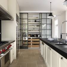 Cuisine Avec Verriere Interieure Sol En Pierre Naturelle Facon Romarin Suspension Industrielle Et Meubles En Cuisine Moderne Cuisine Verriere Cuisines Design
