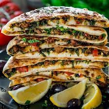 Mit Hack Und Feta Gefullte Pitabrote Rezepte Kochrezepte Libanesische Rezepte