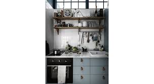 The kitchenette was located in a nook adjacent to the living space and next to an exit door leading to the backyard. Studio Etudiant 36 Kitchenettes Canons