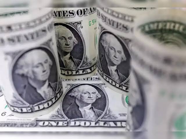 Dollar Holds Near Multi-Week Highs as Traders Await Fed Rate Decision