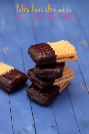 Petits Fours Sables A La Confiture De Lait Et Chocolat Rdv Aux Mignardises Desserts Cookie Recipes Food