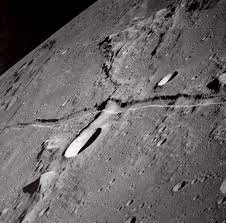 وانشقاق القمر دليل على اقتراب القيامة، وقد قال بعض العلماء إن القيامة إذا قامت انشقت السماء بما فيها من القمر وغيره وقيل انشقاق القمر هو انشقاق الظلمة عنه. Ø¹Ù€Ù…Ù€ÙŠÙ€Ù€Ù€Ù€Ù€Ù€Ø¯ Ø§Ù„Ù…Ù„Ø­Ø¯ÙŠÙ€Ù€Ù€Ù€Ù€Ù€Ù€Ù€Ù† Ø§ÙƒØ°ÙˆØ¨Ø© Ù…Ø¹Ø¬Ø²Ø© Ø§Ù†Ø´Ù‚Ø§Ù‚ Ø§Ù„Ù‚Ù…Ø±