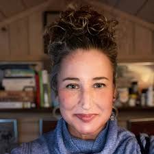 People post their stories and it provides a good cross section of life  experiences that you can most likely identify with. It helps you to  understand others have similar problems, opinions, etc.