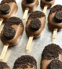 Introducing Mini Oreo Cakesicles Hope You All Had A Great Eid These Yummy Mini Cakesicles Were Part Cake Pop Recipe Mini Oreo Chocolate Covered Treats
