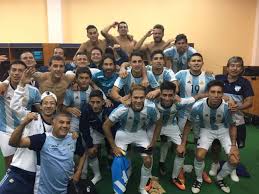 Tomamos el diseño y lo adaptamos a una molderia moderna, en tela thermo fit y con escudo bordado. Tras La Travesia De Atletico Tucuman En Ecuador Llegaron Los Memes
