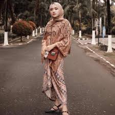 Selebgram sekaligus presenter ini terlihat begitu cantik dan anggun ketika mengenakan outfit berwarna soft. Ootd Kondangan Simple Remaja